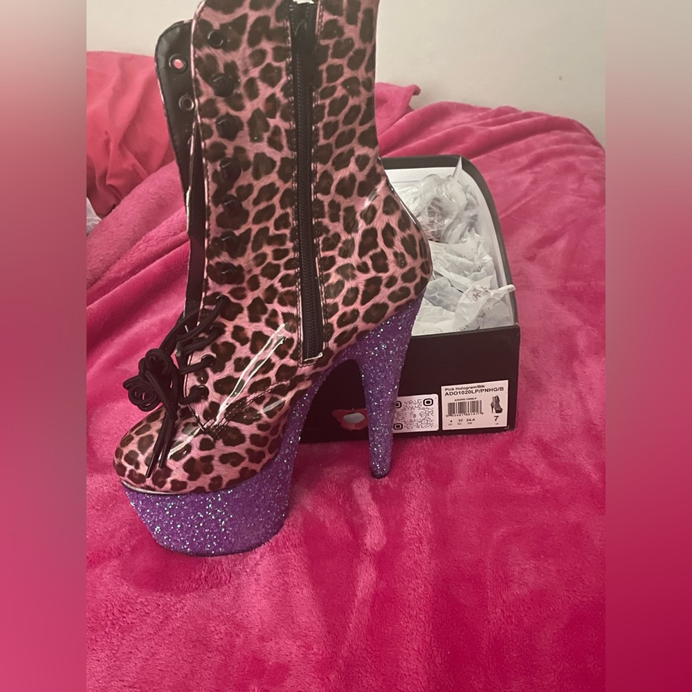 Pleasers size 7